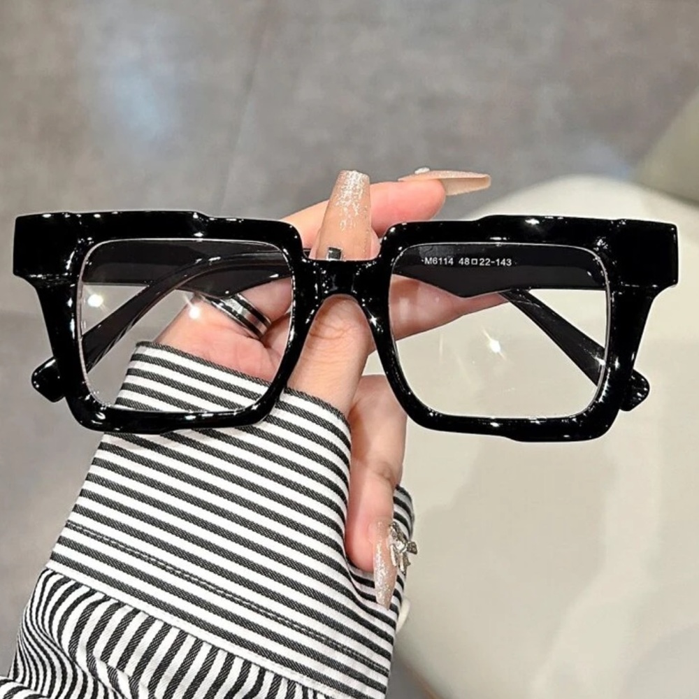 BLACK FRAME GLASSES
